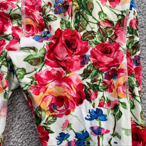 📦 MOVING SALE 🚛 LuLaRoe FEARLESS floral workout capri leggings Size M - Picture 3 of 8